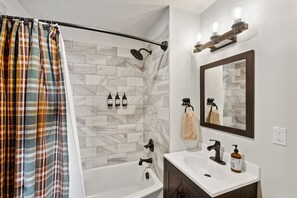 Combined shower/bathtub, hair dryer, towels, soap - Premier Location-The Cozy West Glacier Cabin (West Glacier)