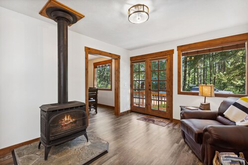 Premier Location-The Cozy West Glacier Cabin