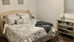 A bedroom with a bed, a nightstand, a mirror, and decorative wall art. - ❤️ 🏙 The View-Stylish Interior- Min to downtwn 🌃 ❤️ (Cincinnati)
