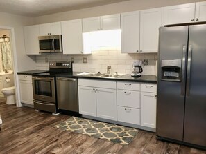 Jääkaappi, mikroaaltouuni, uuni, astianpesukone