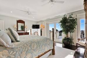 6 bedrooms, desk, WiFi