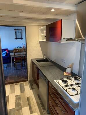 Kühlschrank, Mikrowelle, Ofen, Herdplatte