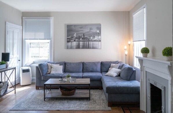 Een televisie en een open haard