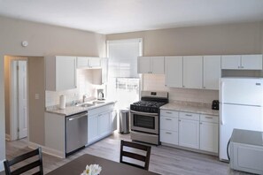 Een koelkast, een magnetron, een oven, een kookplaat