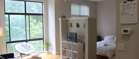 1 habitación, tabla de planchar con plancha, wifi gratis y ropa de cama