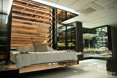 Stunning Golden Marble Suite Parque Lleras