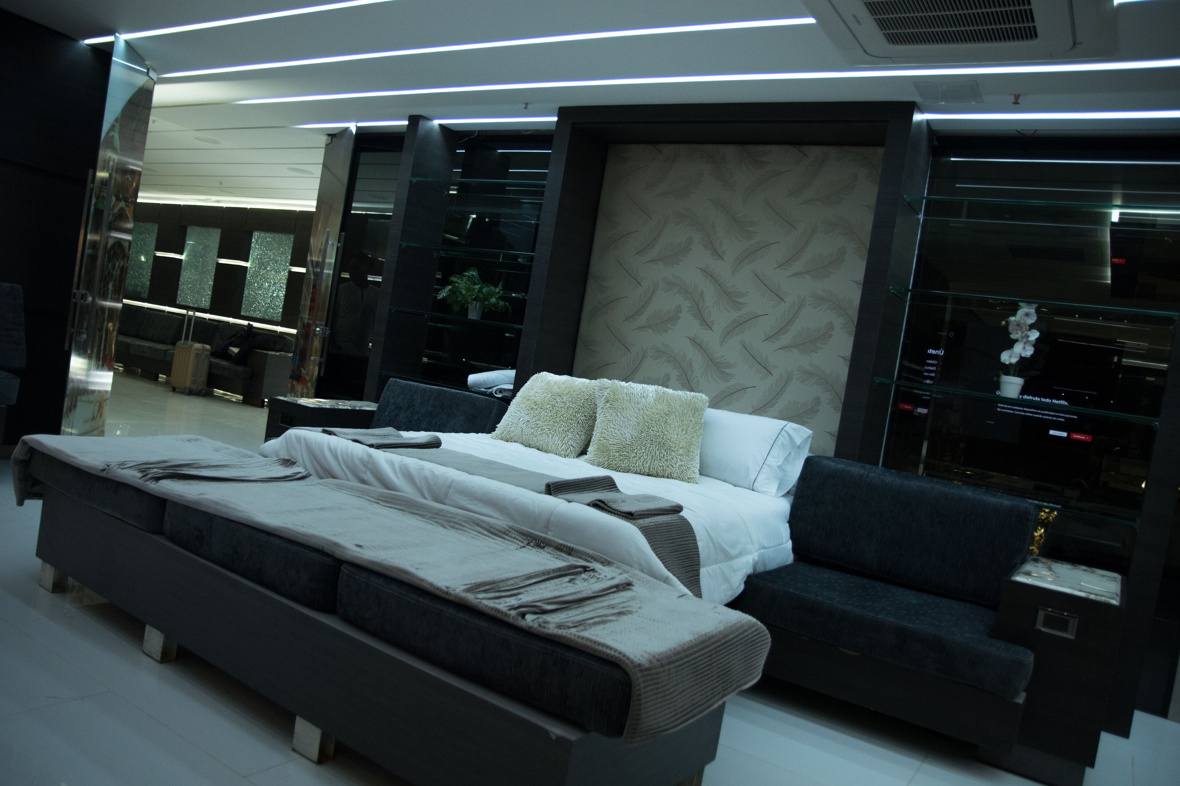 Stunning Golden Marble Suite Parque Lleras