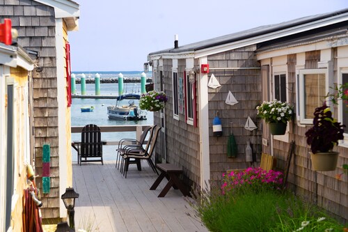 Beachfront, Parking, PET Friendly, AC, Downtown Location, Quintessential PTown! 