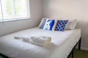 1 bedroom, free WiFi, bed sheets - Beachfront, Parking, PET Friendly, AC, Downtown Location, Quintessential PTown!  (Provincetown)