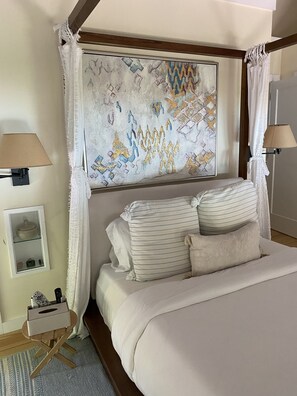 4 bedrooms, desk, iron/ironing board, free WiFi