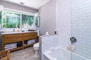 Combined shower/bathtub, hair dryer, towels, soap - East Hampton Cottage (East Hampton)