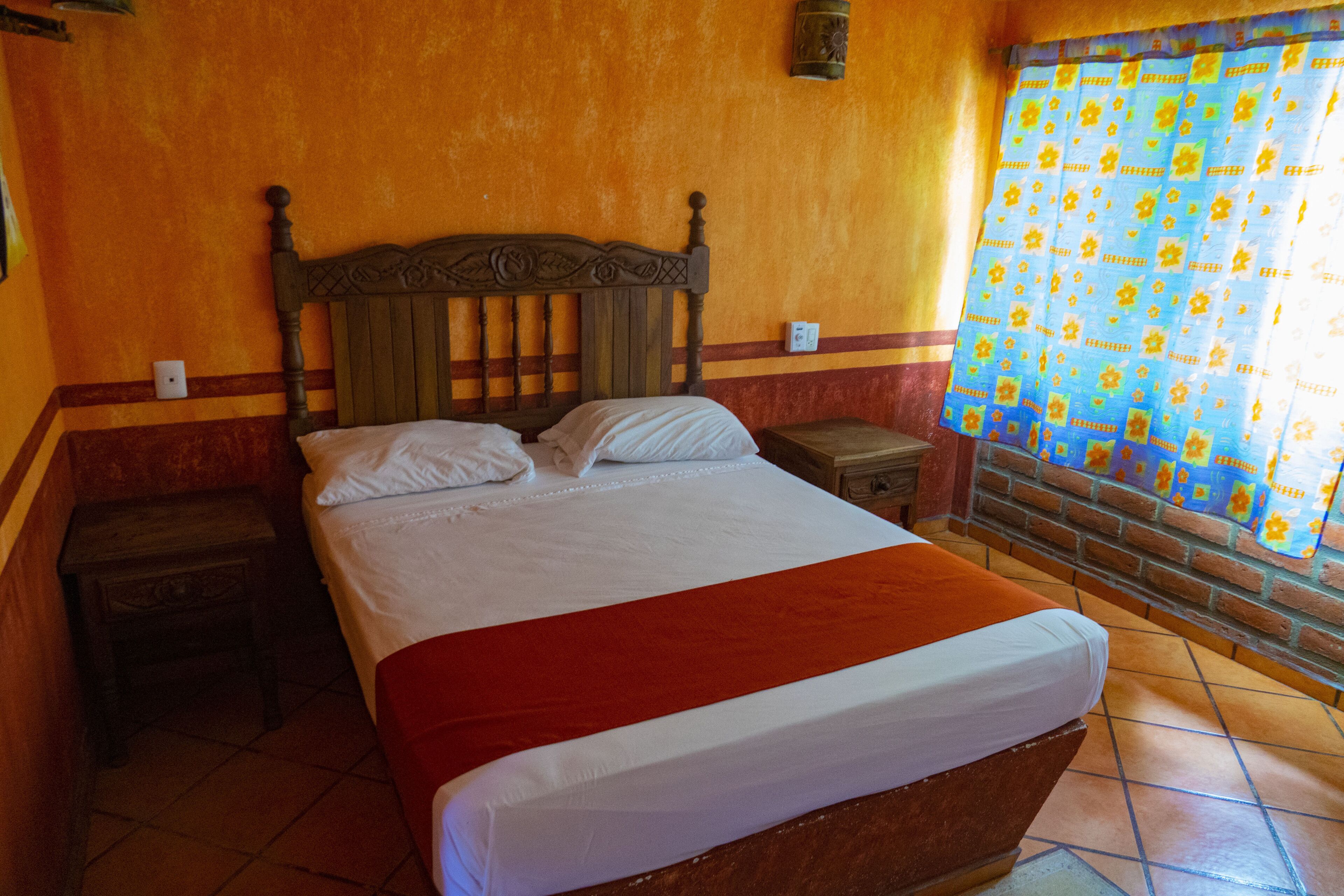 Habitación económica | Decoración personalizada, muebles diferentes y wifi gratis 