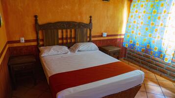 Habitación económica | Decoración personalizada, muebles diferentes y wifi gratis