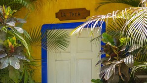 Uma porta com uma placa em cima escrita 'La Teca'.