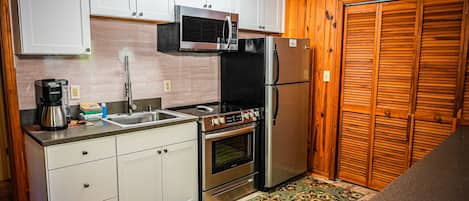 KĂŒhlschrank, Mikrowelle, Ofen, Herdplatte