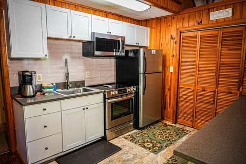 Stunning chalet steps away from amenities and our venue!