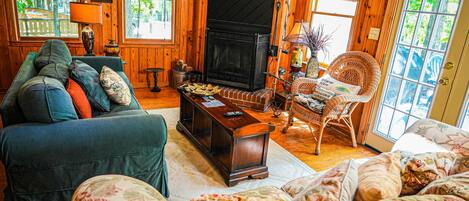 Fernseher, Kamin, Tischfußball, Tischtennisplatte