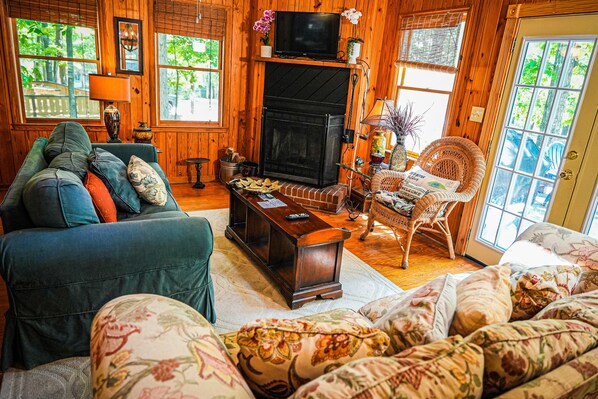 TV, fireplace, table football, ping pong - Stunning chalet steps away from amenities and our venue! (Pine Mountain)
