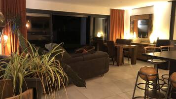 TV connectée, livres, espaces bureaux