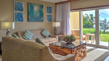 Panoramic Condo, 3 Bedrooms, Ocean View | Living area