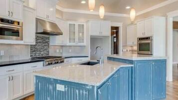 Réfrigérateur, four à micro-ondes, un four, surface de cuisson