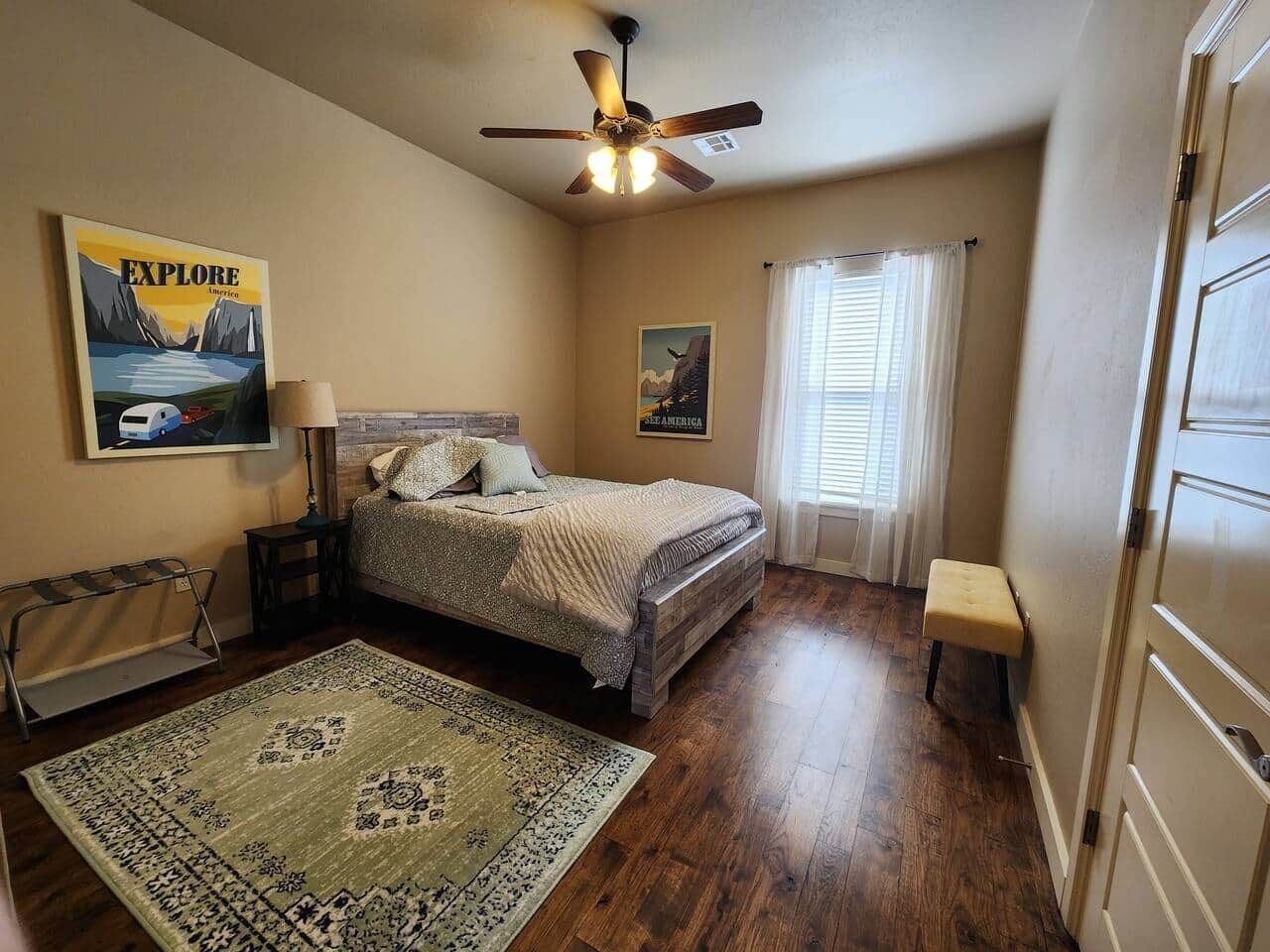 4 makuuhuonetta, työpöytä, silitysrauta/-lauta, Wi-Fi