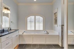 Pyyhkeet, saippua, vessapaperi