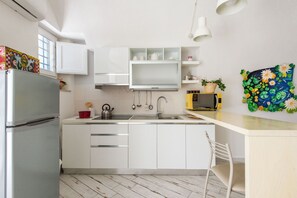 Refrigerador, microondas, cafetera y tetera y tetera eléctrica 