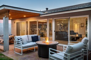 Terrace/patio - Weekend Getaway Updated 3 bed 2 bath Private Pet Friendly Home Fenced Yard (Scottsdale)