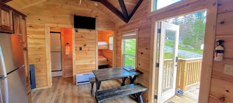 BMV1 Awesome "Tiny Home" A/C, Mountain Views, Minutes to Skiing, Hiking, Attractions, Dog Friendly!