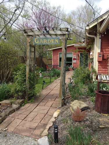 Betty Lou's Garden Guest Suite
