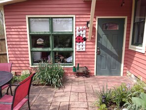 Outdoor dining - Betty Lou's Garden Guest Suite (Nashville)