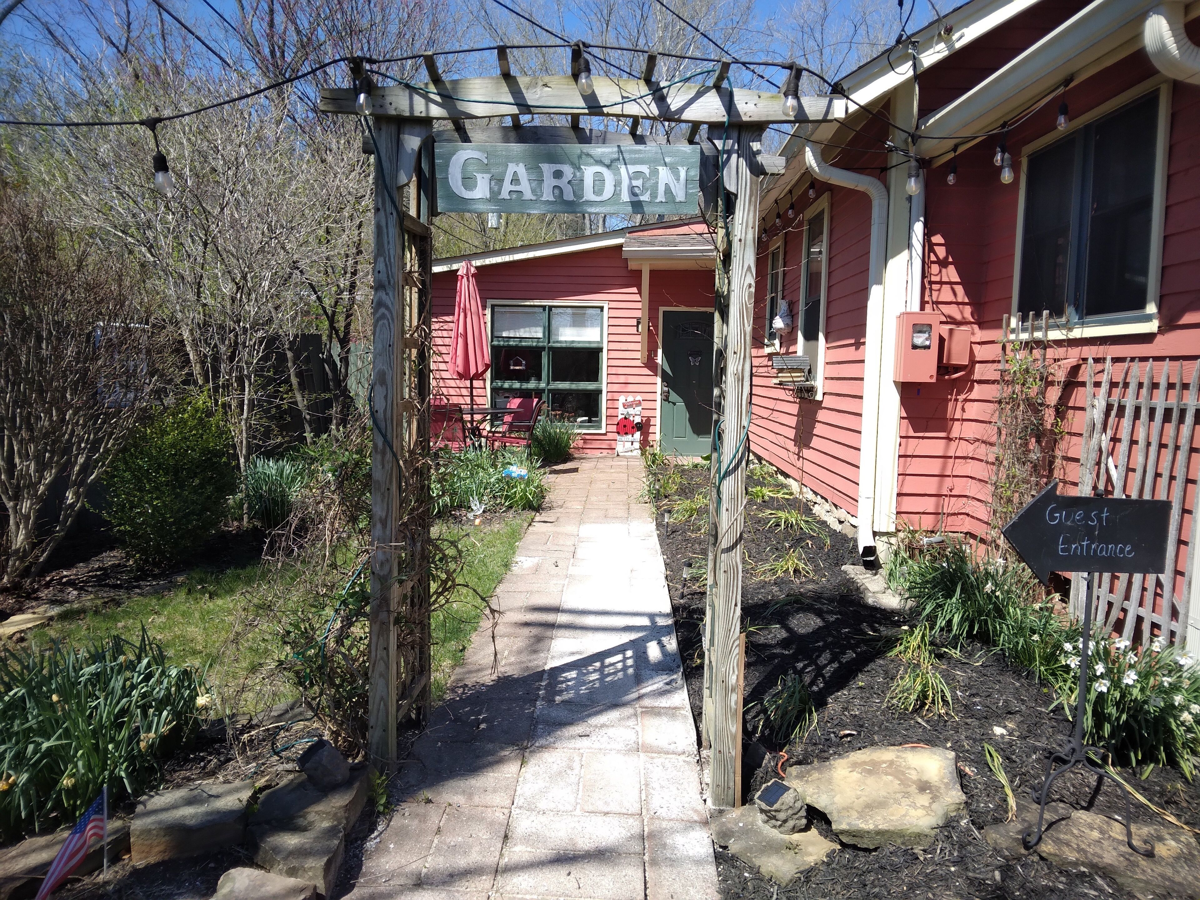 Betty Lou's Garden Guest Suite
