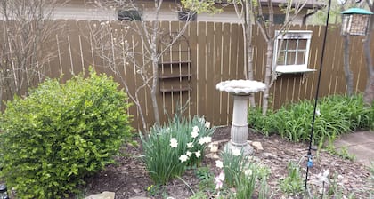 Betty Lou's Garden Guest Suite