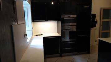 Een koelkast, een magnetron, een oven, een kookplaat