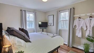 6 bedrooms, desk, iron/ironing board, travel crib