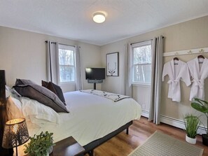 6 Schlafzimmer, Schreibtisch, Bügeleisen/Bügelbrett, Reisekinderbett