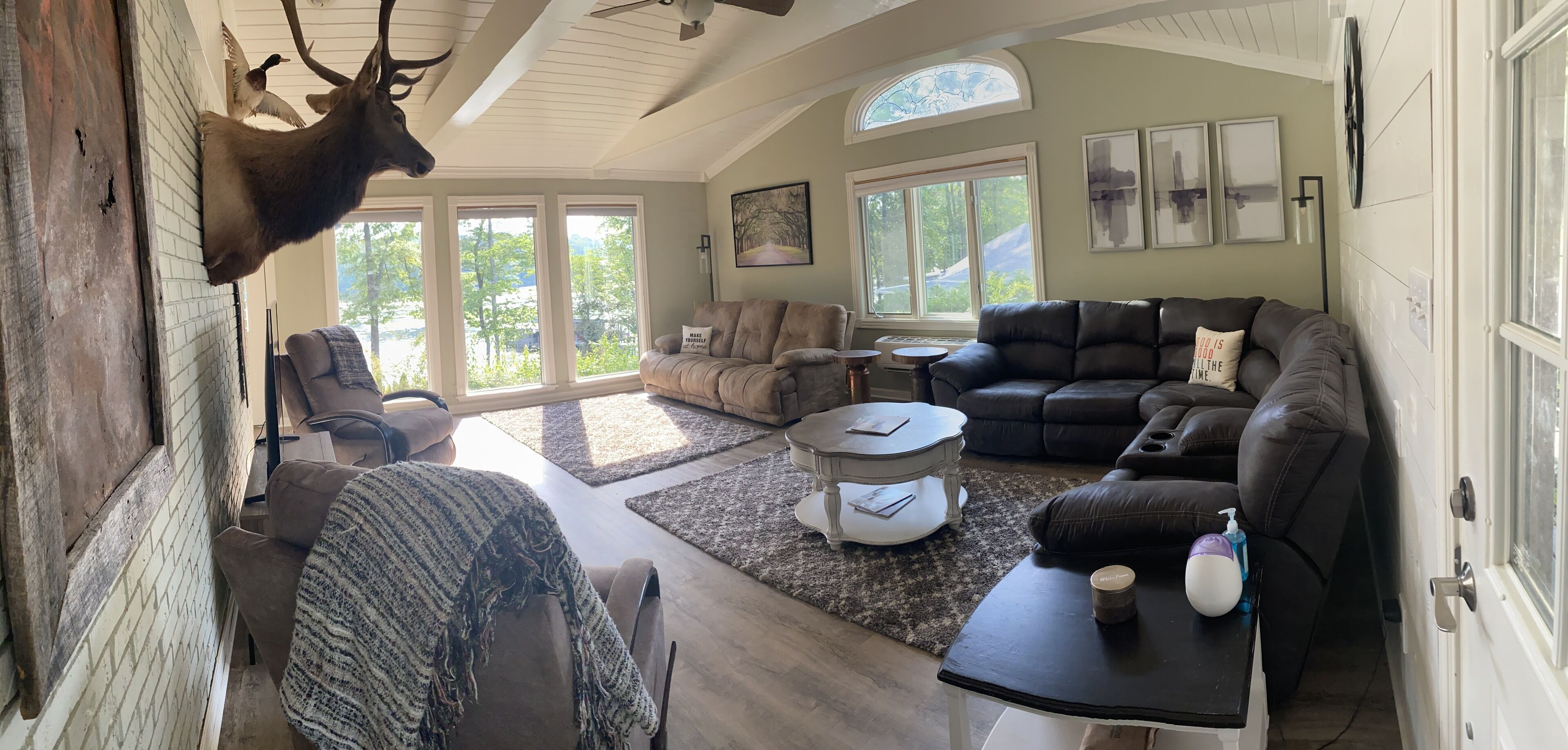 (Waterfront) Experience lake life and nature with city convenience