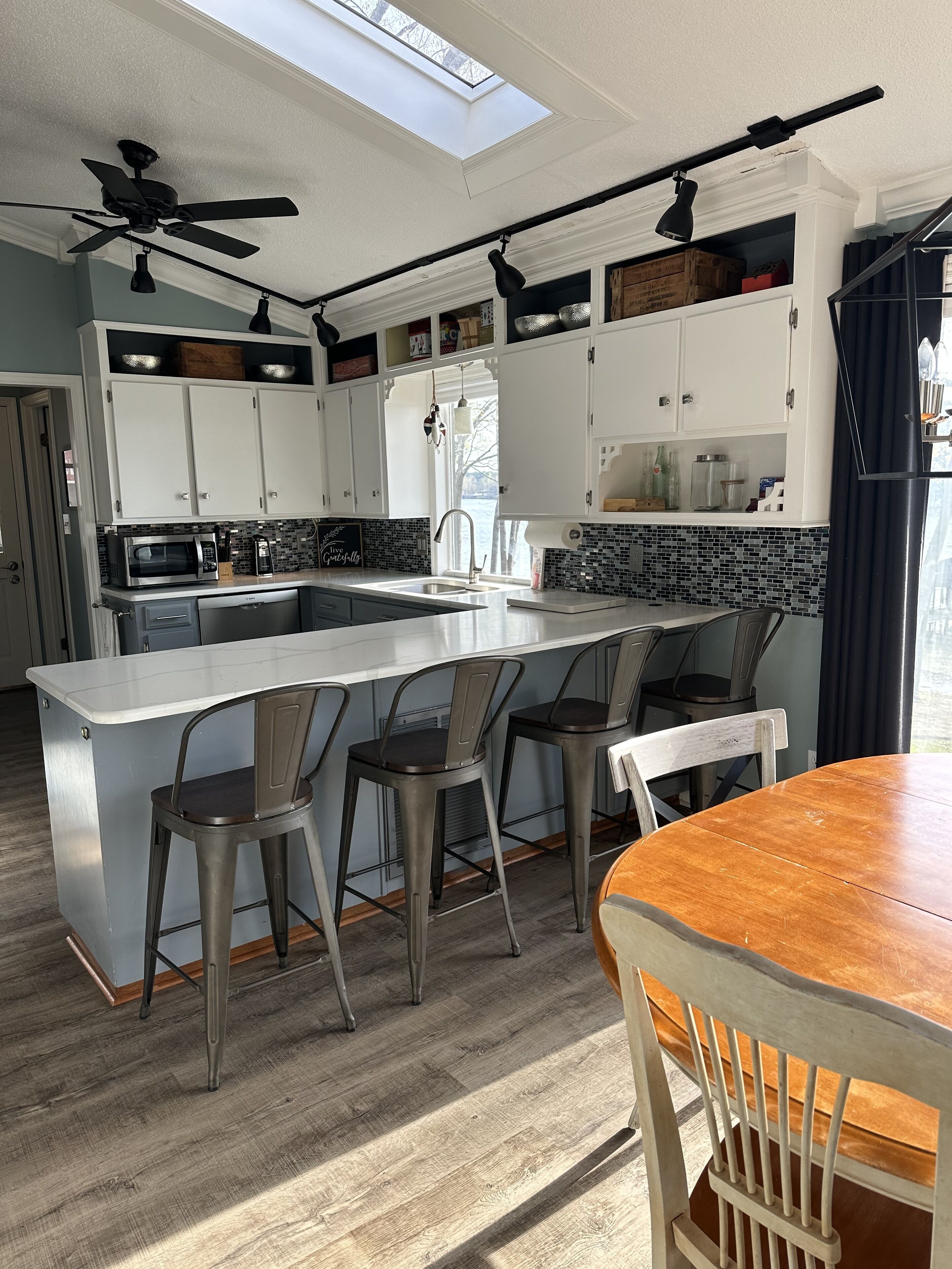 Jääkaappi, mikroaaltouuni, uuni, liesi