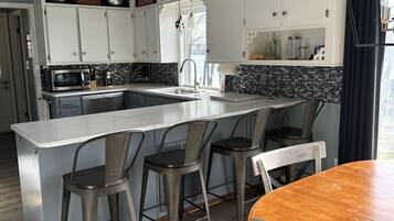 Jääkaappi, mikroaaltouuni, uuni, liesi