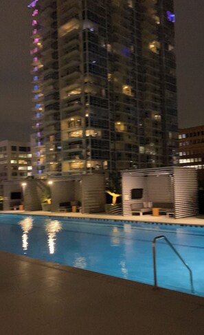 Utomhuspool och uppvÀrmd pool
