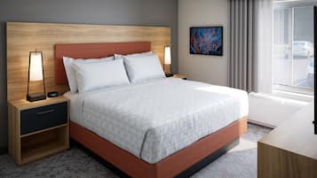 Suite estudio, 1 cama King size | Escritorio, espacio para trabajar con laptop y cortinas blackout