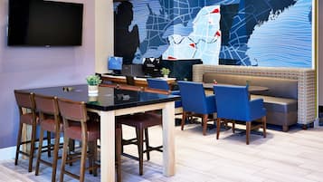 Ein moderner Konferenzraum mit großem Tisch, Stühlen, einer Couch und einer großen Wandkarte.