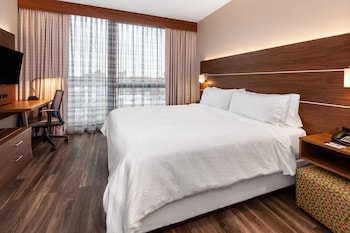 Standard Room, 1 King Bed | Premium bedding, in-room safe, individually decorated, desk at Holiday Inn Express NYC Brooklyn - Sunset Park by IHG