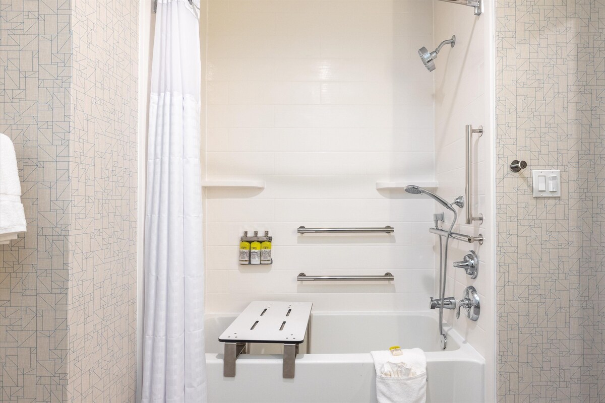 Standard Room, 1 King Bed, Accessible Bathtub, Non Smoking (Communications, Mobility) | Room amenity