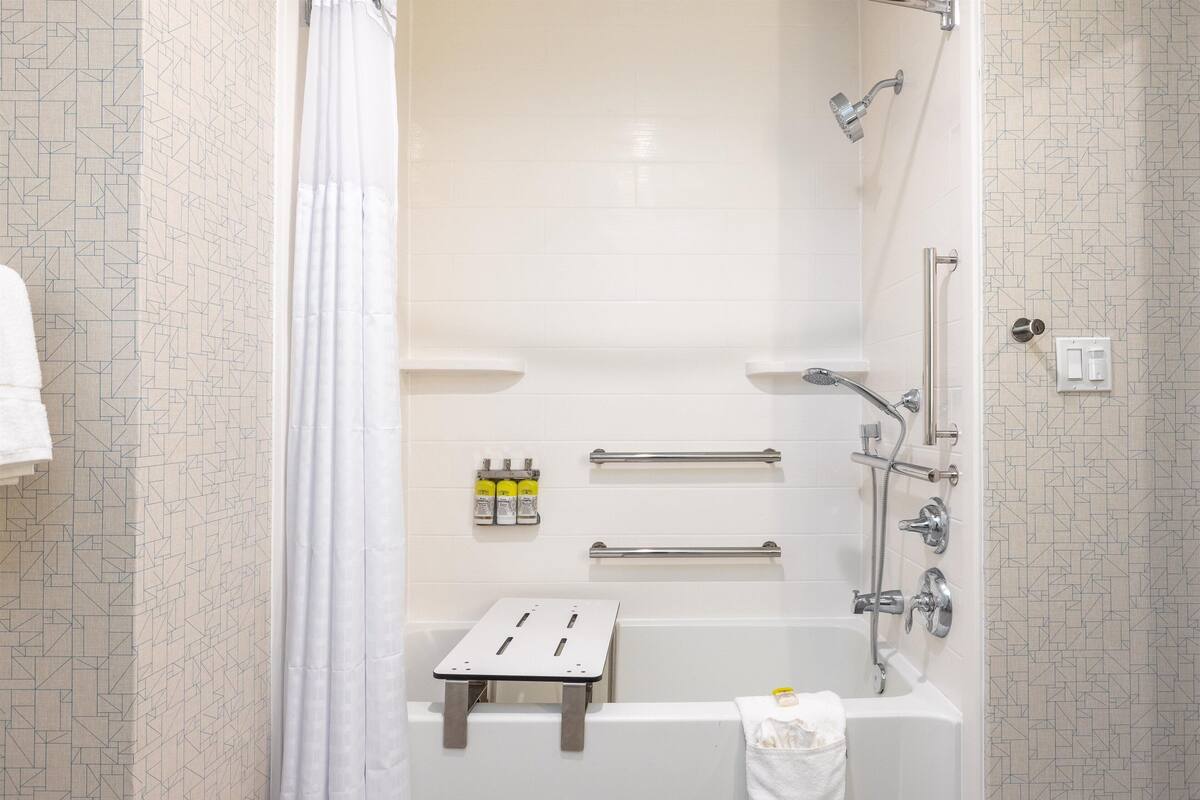 Standard Room, 1 King Bed, Accessible Bathtub, Non Smoking (Communications, Mobility) | Room amenity