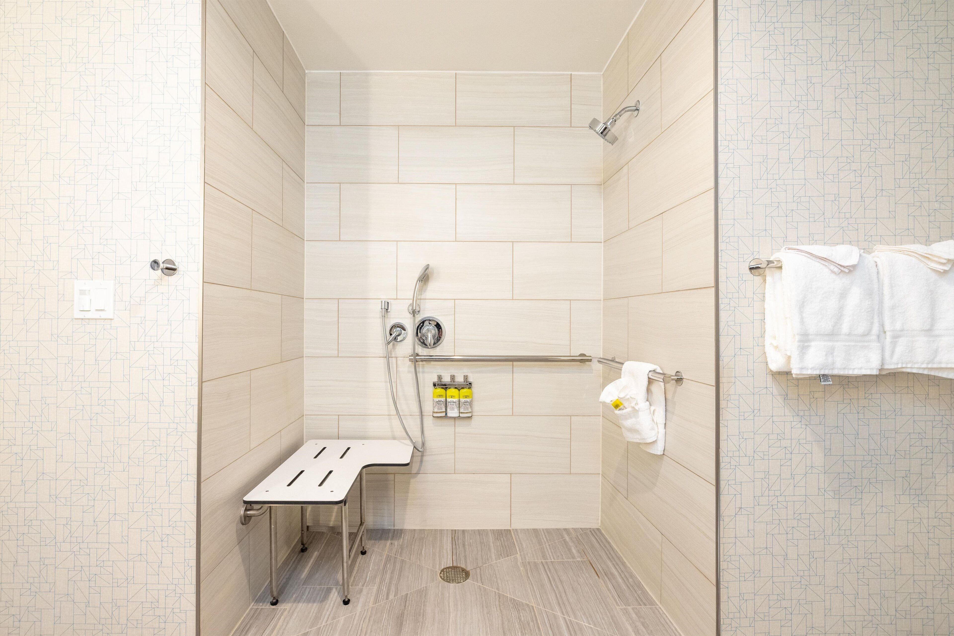 Camera Standard, 1 letto king, doccia a filo pavimento (Communications, Mobility) | Biancheria da letto ipoallergenica, cassaforte in camera, una scrivania