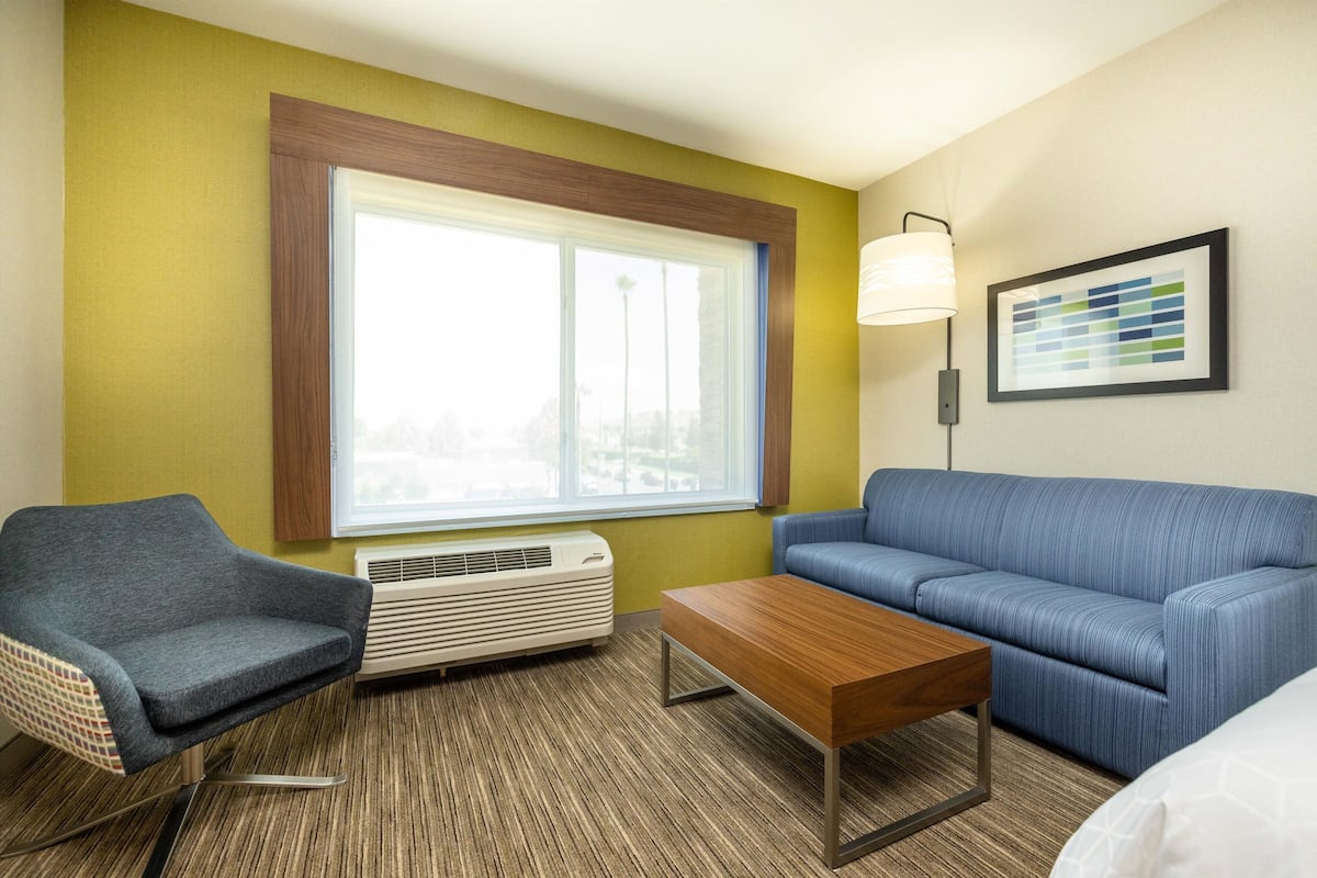 Hypo-allergenic bedding, in-room safe, desk, laptop workspace