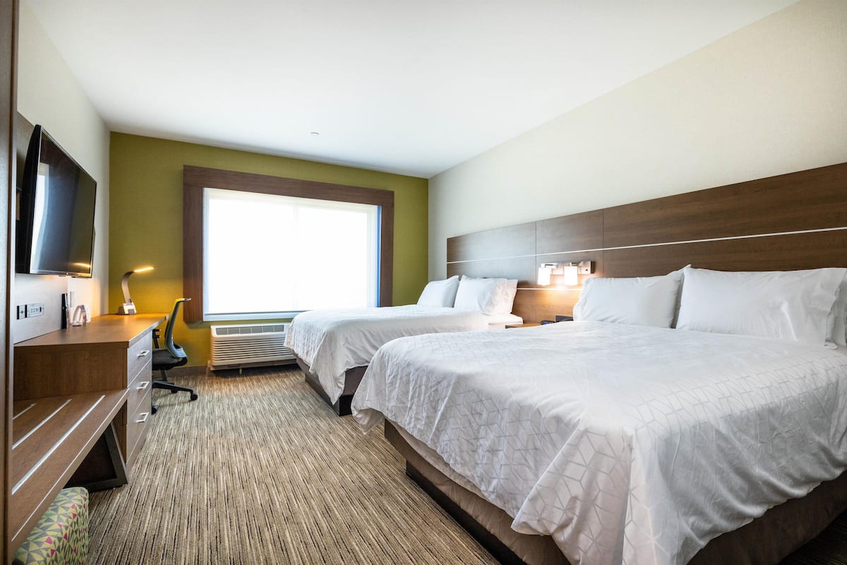 Hypo-allergenic bedding, in-room safe, desk, laptop workspace