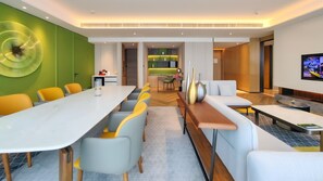 Daunenbettdecken, Minibar, Zimmersafe, Schreibtisch